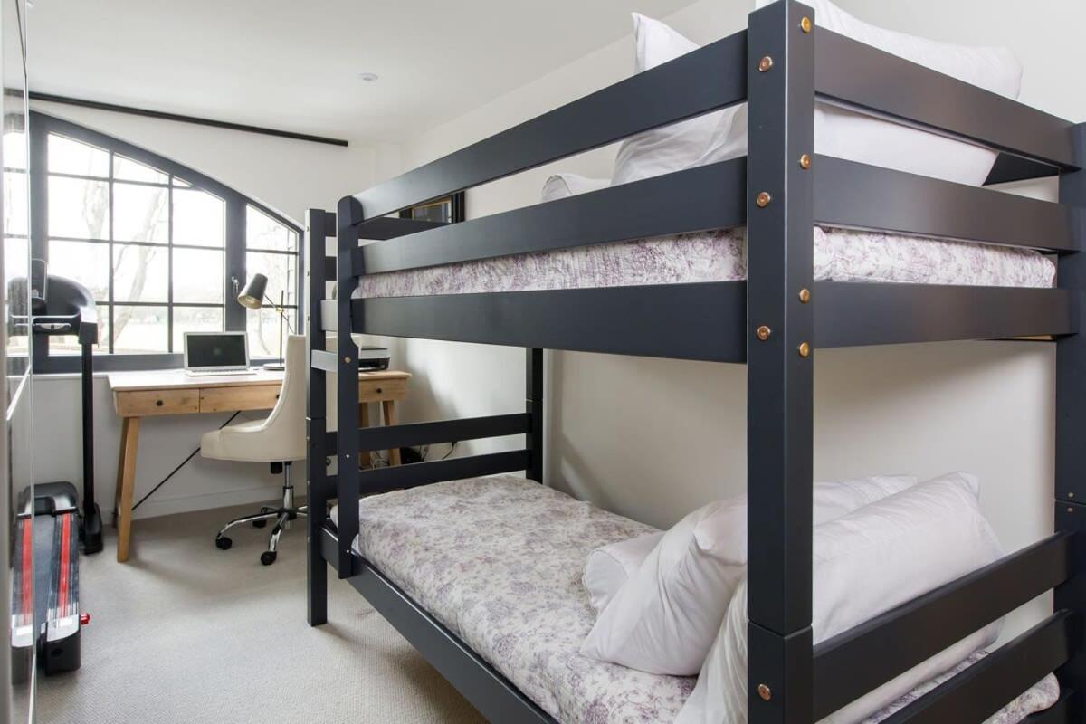 Stylish City Centre Apartment With Sauna Chichester Exterior foto