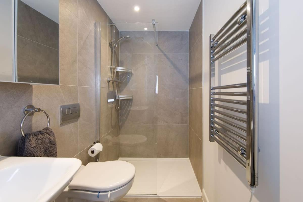 Stylish City Centre Apartment With Sauna Chichester Exterior foto