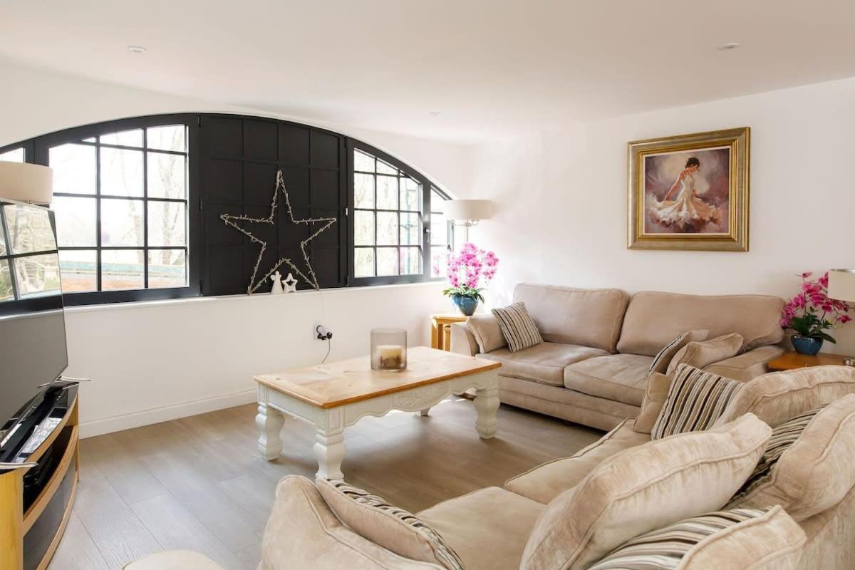 Stylish City Centre Apartment With Sauna Chichester Exterior foto