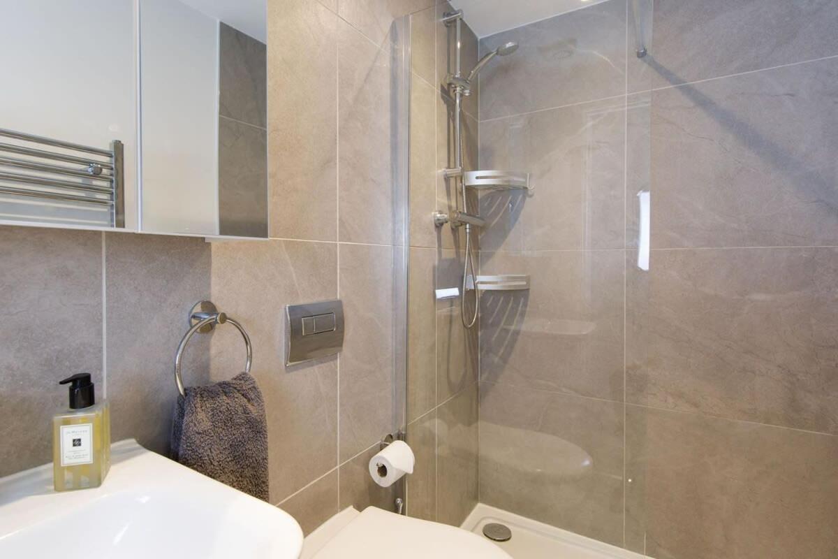 Stylish City Centre Apartment With Sauna Chichester Exterior foto