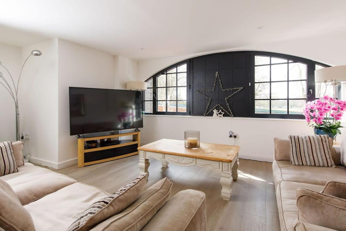 Stylish City Centre Apartment With Sauna Chichester Exterior foto