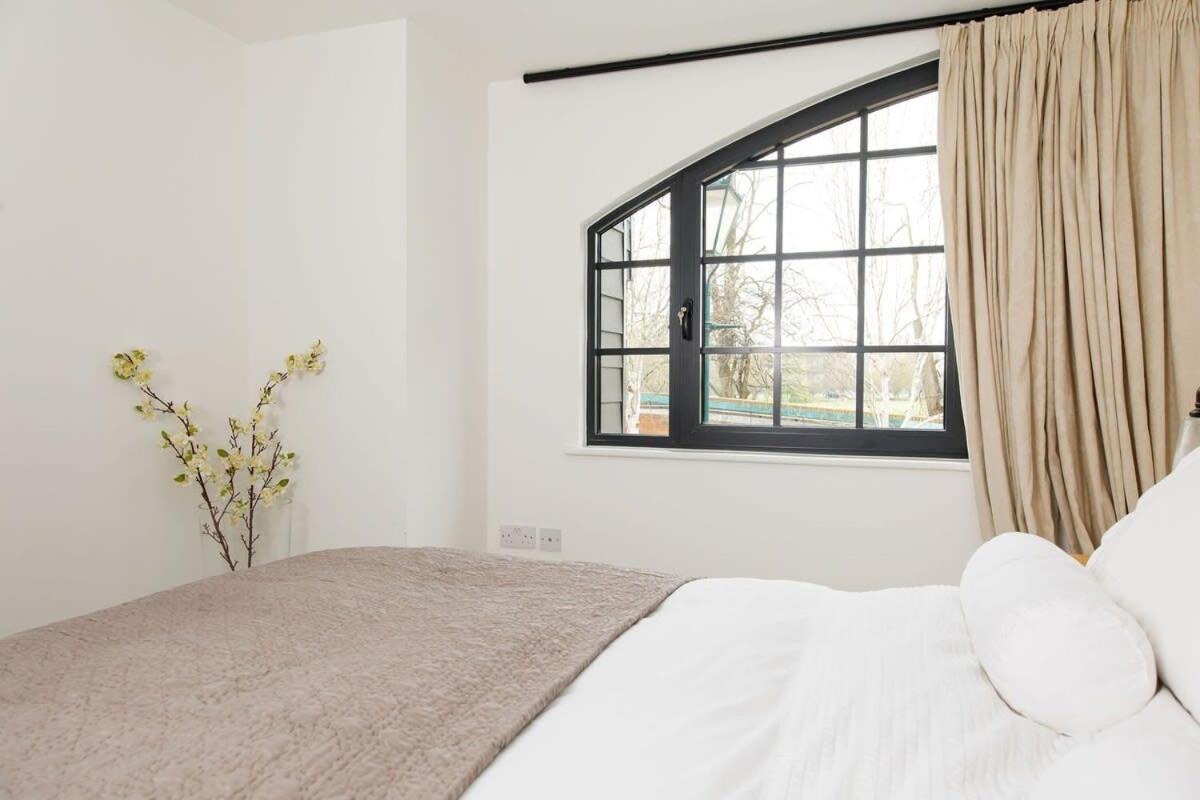 Stylish City Centre Apartment With Sauna Chichester Exterior foto