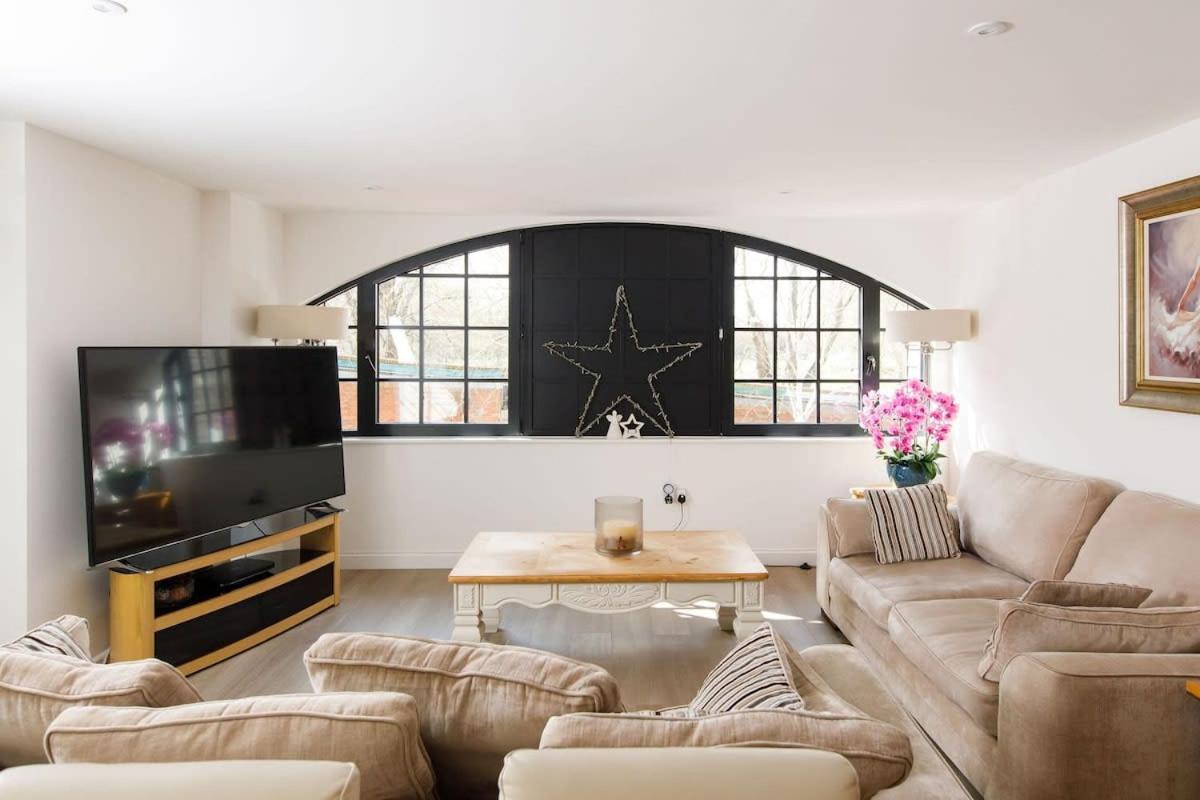 Stylish City Centre Apartment With Sauna Chichester Exterior foto